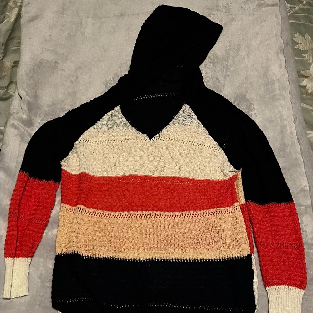 Hooded Sweater with color block